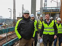 Można dostrzec już pierwsze elementy budynku. Do tego pół tysiąca pali wbitych w ziemię, oczyszczony teren, wykonane zbrojenia i pierwsze betonowanie fundamentów. 