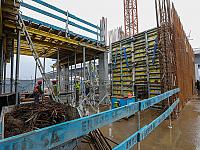 Można dostrzec już pierwsze elementy budynku. Do tego pół tysiąca pali wbitych w ziemię, oczyszczony teren, wykonane zbrojenia i pierwsze betonowanie fundamentów. 