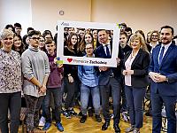 Marszałek Olgierd Geblewicz wykorzystał wizytę także do spotkania z młodzieżą ze Szkoły Podstawowej nr 1