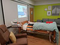 Na zdjęciu: łóżko rehabilitacyjne z geriatrycznym manekinem pielęgnacyjnym,