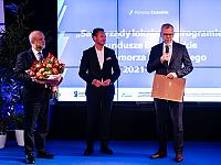 - Praca w samorządzie to służba, która nie jest łatwa, ale daje satysfakcję, ponieważ przynosi wyraźne korzyści dla gminy, regionu, województwa czy kraju. To działania, które bezpośrednio oddziałują na życie mieszkańców - napisano w liście do marszałka.