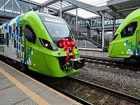 Na pierwszym planie - hybryda, która o godz. 12.13 wyruszyła do Słupska. Na sąsiednim torze - hybryda, która po Pomorzu Zachodnim kursuje już od kilku miesięcy.