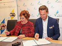 We wtorek, 26 listopada 2019 r. marszałek województwa Olgierd Geblewicz oraz prezes zarządu Polskiej Fundacji Przedsiębiorczości Barbara Bartkowiak podpisali umowę na realizację projektu „Fundusz Usług Rozwojowych w województwie zachodniopomorskim - FUR2”