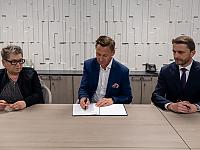 Od lewej: dyrektor Małgorzata Usielska, marszałek Olgierd Geblewicz i dyrektor WUP w Szczecinie Andrzej Przewoda