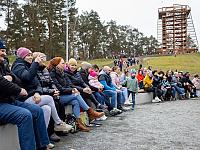 Uroczystość otwarcia wieży uświetniły występy artystyczne chętnie oglądane przez liczną publiczność.