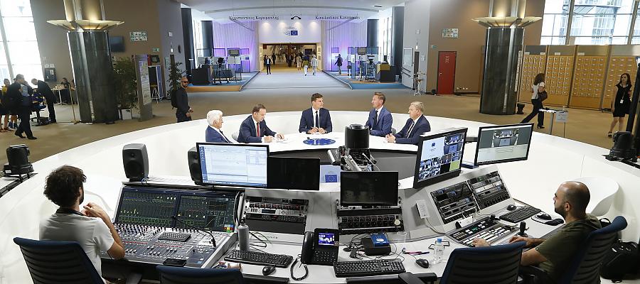 Dyskusja z udziałem byłego premiera, posła do PE Jerzego Buzka, marszałka województwa zachodniopomorskiego Olgierda Geblewicza, marszałka województwa podkarpackiego Władysława Ortyla i prezydenta Białegostoku Tadeusza Truskolaskiego. Dyskusja z udziałem byłego premiera, posła do PE Jerzego Buzka, marszałka województwa zachodniopomorskiego Olgierda Geblewicza, marszałka województwa podkarpackiego Władysława Ortyla i prezydenta Białegostoku Tadeusza Truskolaskiego.