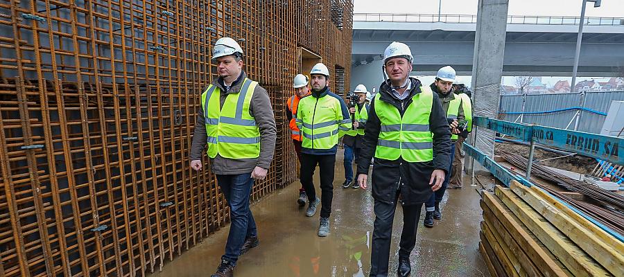 Można dostrzec już pierwsze elementy budynku. Do tego pół tysiąca pali wbitych w ziemię, oczyszczony teren, wykonane zbrojenia i pierwsze betonowanie fundamentów. 