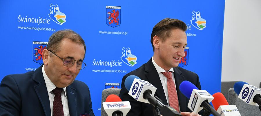 Dokument podpisali Marszałek Województwa Zachodniopomorskiego Olgierd Geblewicz oraz prezydent miasta Janusz Żmurkiewicz (fot. BIK UM Świnoujście) Dokument podpisali Marszałek Województwa Zachodniopomorskiego Olgierd Geblewicz oraz prezydent miasta Janusz Żmurkiewicz (fot. BIK UM Świnoujście)