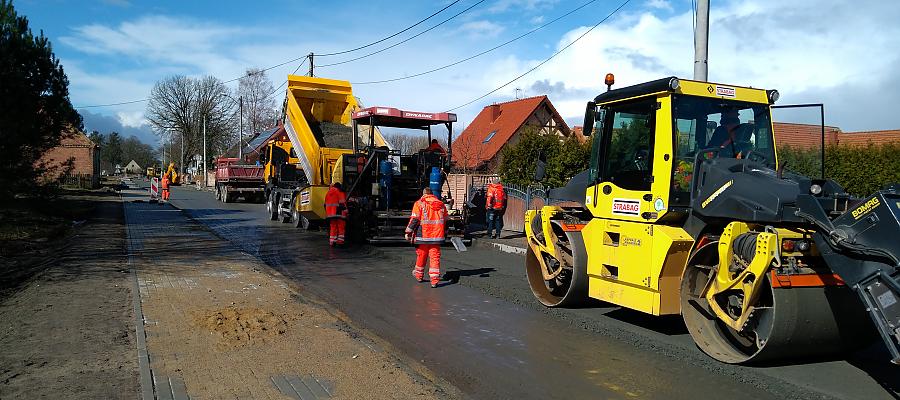W tym roku zakończą się cztery kolejne inwestycje drogowe na Pomorzu Zachodnim realizowane ze wsparciem środków unijnych RPO WZ. Najwcześniej, bo w czerwcu, zakończy się budowa obwodnicy Barlinka. W tym roku zakończą się cztery kolejne inwestycje drogowe na Pomorzu Zachodnim realizowane ze wsparciem środków unijnych RPO WZ. Najwcześniej, bo w czerwcu, zakończy się budowa obwodnicy Barlinka.