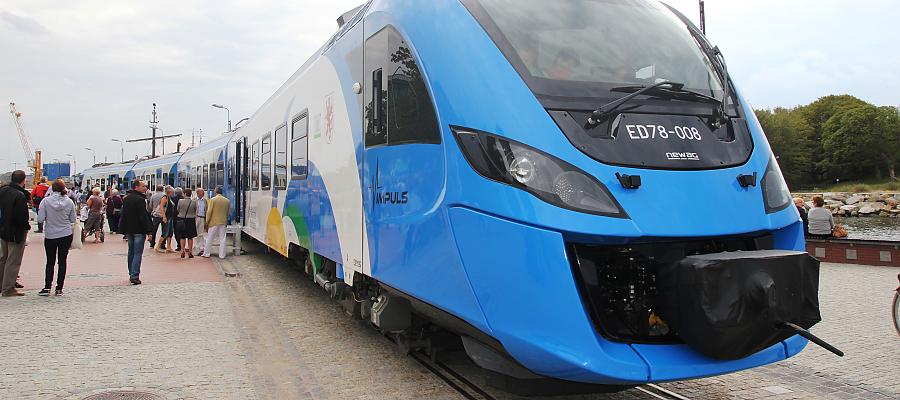 W minionym roku zakończyliśmy wymianę taboru. Dziś po torach jeżdżą nowe bądź zmodernizowane pociągi. W minionym roku zakończyliśmy wymianę taboru. Dziś po torach jeżdżą nowe bądź zmodernizowane pociągi.