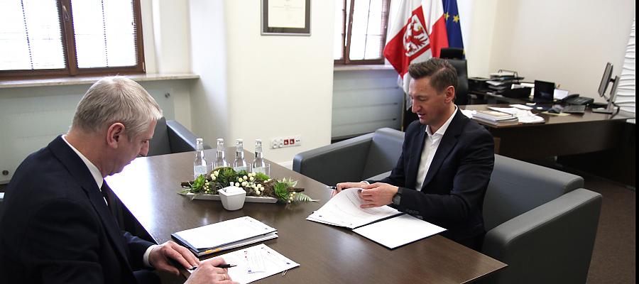 Podpisanie umowy na zdjęciu marszałek Olgierd Geblewicz i burmistrz Stanisław Kuryłło.