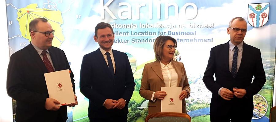 Wicemarszałek województwa Tomasz Sobieraj (drugi z lewej) podpisał z przedstawicielami spółdzielni socjalnej „Feniks” z Białogardu umowę przewidującą unijne wsparcie na remont obiektu przy ul. Szczecińskiej 6 w Karlinie.