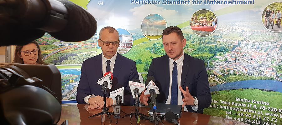 Wicemarszałek Tomasz Sobieraj i Burmistrz Karlina Waldemar Miśko. Wicemarszałek Tomasz Sobieraj i Burmistrz Karlina Waldemar Miśko.