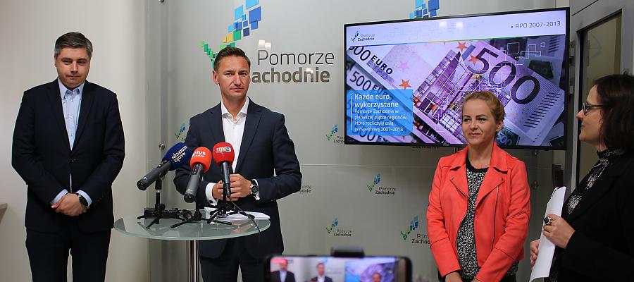 Fot. Od lewej Marcin Szmyt - dyrektor Wydziału Zarządzania Strategicznego, Olgierd Geblewicz - Marszałek Województwa Zachodniopomorskiego, Agnieszka Dębicka - zastępca dyrektora Wydziału Wdrażania RPO, Gabriela Wiatr - rzecznik prasowy. Fot. Od lewej Marcin Szmyt - dyrektor Wydziału Zarządzania Strategicznego, Olgierd Geblewicz - Marszałek Województwa Zachodniopomorskiego, Agnieszka Dębicka - zastępca dyrektora Wydziału Wdrażania RPO, Gabriela Wiatr - rzecznik prasowy.