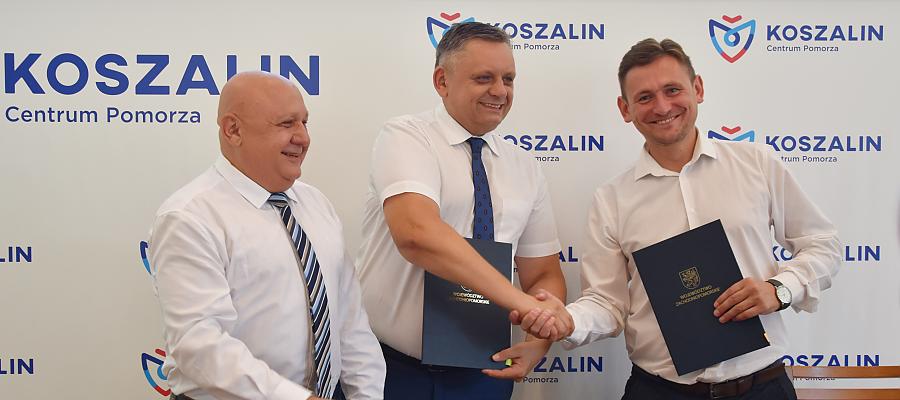 Lepsze skomunikowanie z terenami inwestycyjnymi w Koszalinie. Budowa drogi przy ul. Władysława IV z unijną pomocą - fot. Urząd Miejski w Koszalinie. Na zdjęciu od lewej: senator Piotr Zientarski, prezydent Piotr Jedliński i wicemarszałek Tomasz Sobieraj