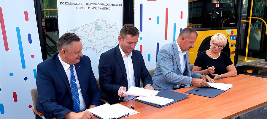 Wicemarszałek województwa Tomasz Sobieraj (drugi z lewej) oraz prezes koszalińskiego MZK Andrzej Bacławski (drugi z prawej) podpisali dwie umowy przyznające unijne środki na komunikacyjno-transportowe zmiany w mieście - fot. Miejski Zakład Komunikacyjny w Koszalinie. Na zdjęciu: Wicemarszałek województwa Tomasz Sobieraj (drugi z lewej) oraz prezes koszalińskiego MZK Andrzej Bacławski (drugi z prawej) podpisują umowę