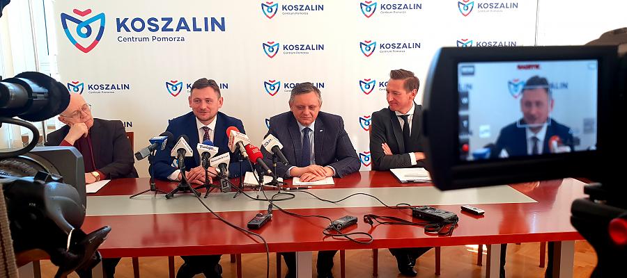 Marszałek województwa Olgierd Geblewicz (pierwszy z prawej), wicemarszałek Tomasz Sobieraj (drugi z lewej) oraz prezydent Koszalina Piotr Jedliński (drugi z prawej) parafowali porozumienia Marszałek województwa Olgierd Geblewicz (pierwszy z prawej), wicemarszałek Tomasz Sobieraj (drugi z lewej) oraz prezydent Koszalina Piotr Jedliński (drugi z prawej) parafowali porozumienia