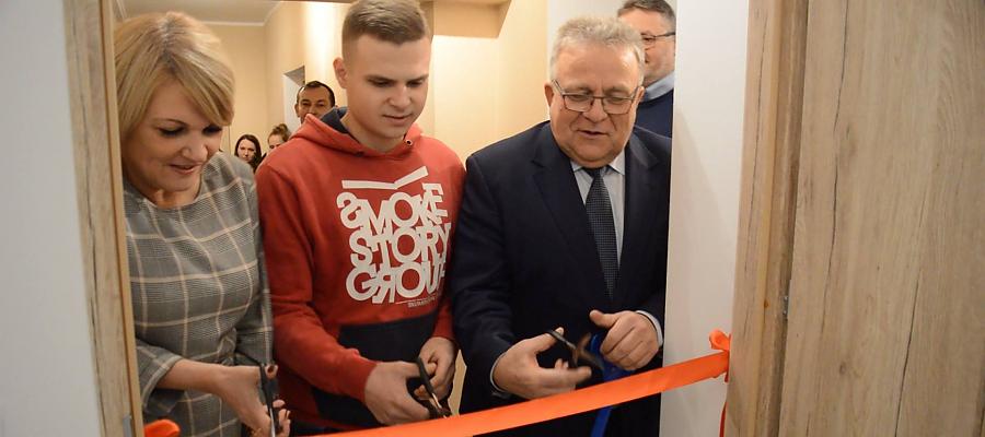 W przecięciu wstęgi z członkiem Zarządu Województwa Januszem Gromkiem uczestniczyli starosta Renata Kulik oraz jeden z uczestników projektu, który zamieszka w mieszkaniu treningowym. W przecięciu wstęgi z członkiem Zarządu Województwa Januszem Gromkiem uczestniczyli starosta Renata Kulik oraz jeden z uczestników projektu, który zamieszka w mieszkaniu treningowym.