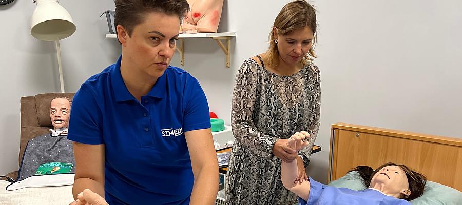 Manekin wyposażony jest w obciążone, w pełni przegubowe stawy, umożliwia szkolenie w zakresie pozycjonowania pacjenta i zapobiegania upadkowi.