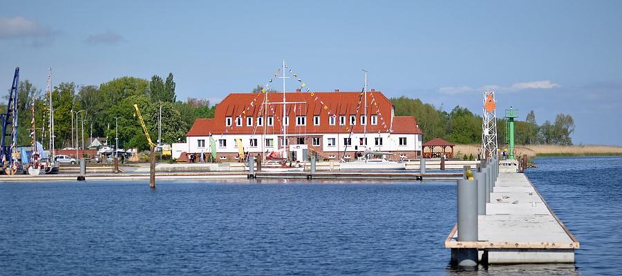 Marina w Trzebieży po remoncie to np. całkowicie odnowiony obiekt hotelowy i administracyjny. Marina w Trzebieży po remoncie to np. całkowicie odnowiony obiekt hotelowy i administracyjny.