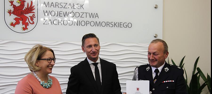 Na zdjęciu od lewej: Wicestarosta Powiatu Polickiego Joanna Napiwodzka, marszałek Olgierd Geblewicz oraz prezes Ochotniczej Straży Pożarnej w Dobrej Eugeniusz Wawrzoła 