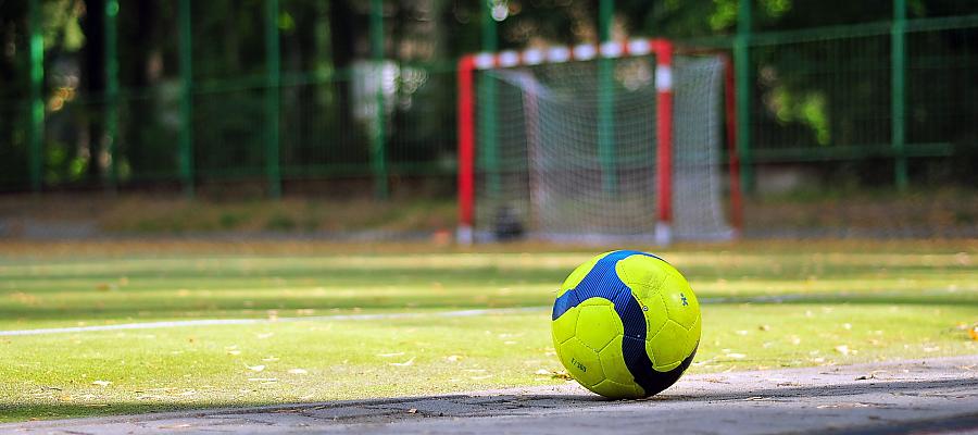 Na zdjęciu: piłka na boisku