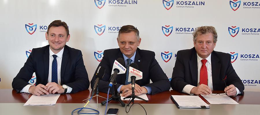 Fot. Urząd Miejski w Koszalinie. Przedstawiciele władz Koszalina – prezydent Piotr Jedliński (w środku) oraz wiceprezydent Przemysław Krzyżanowski (pierwszy z prawej) oraz wicemarszałek Tomasz Sobieraj (pierwszy z lewej) podpisują umowę. Fot. Urząd Miejski w Koszalinie. Przedstawiciele władz Koszalina – prezydent Piotr Jedliński (w środku) oraz wiceprezydent Przemysław Krzyżanowski (pierwszy z prawej) oraz wicemarszałek Tomasz Sobieraj (pierwszy z lewej) podpisują umowę.