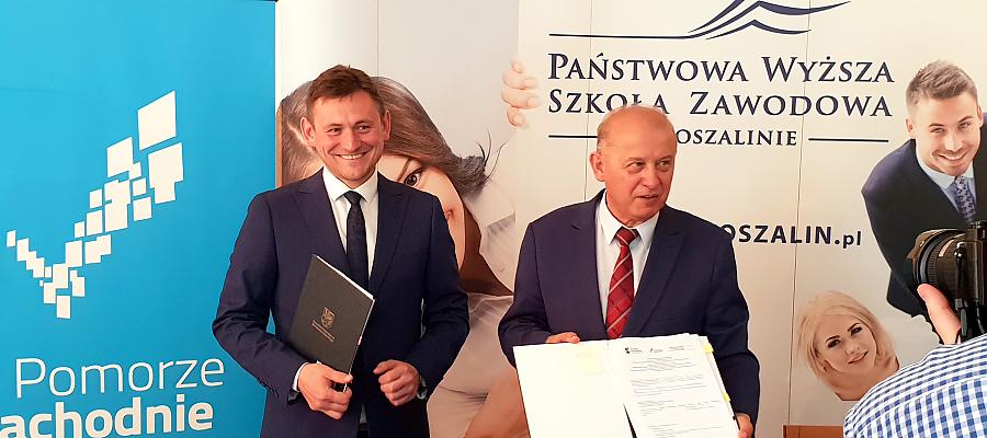 Wicemarszałek Tomasz Sobieraj (pierwszy z lewej) oraz rektor Jan Kuriata z zadowoleniem zaprezentowali parafowane porozumienie obejmujące unijne wsparcie na rozbudowę infrastruktury kształcenia zawodowego PWSZ Koszalin.