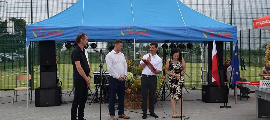 Wicemarszałek województwa Tomasz Sobieraj (drugi z lewej) uczestniczył w Noskowie koło Sławna w uroczystym zakończeniu projektu rewitalizacyjnego wspieranego środkami unijnymi - fot. Urząd Gminy Sławno.