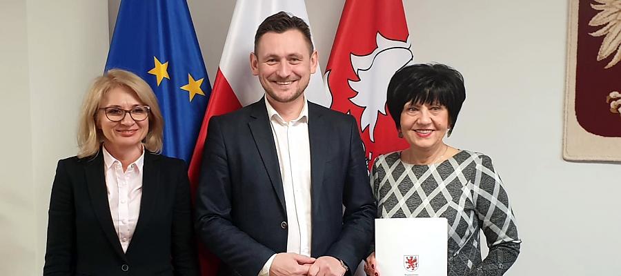 Wicemarszałek województwa Tomasz Sobieraj oraz wójt Świeszyna Ewa Korczak (z prawej) podpisali porozumienie przyznające fundusze unijne na refundację kosztów żłobka wybudowanego w sierpniu 2019 roku w Konikowie.