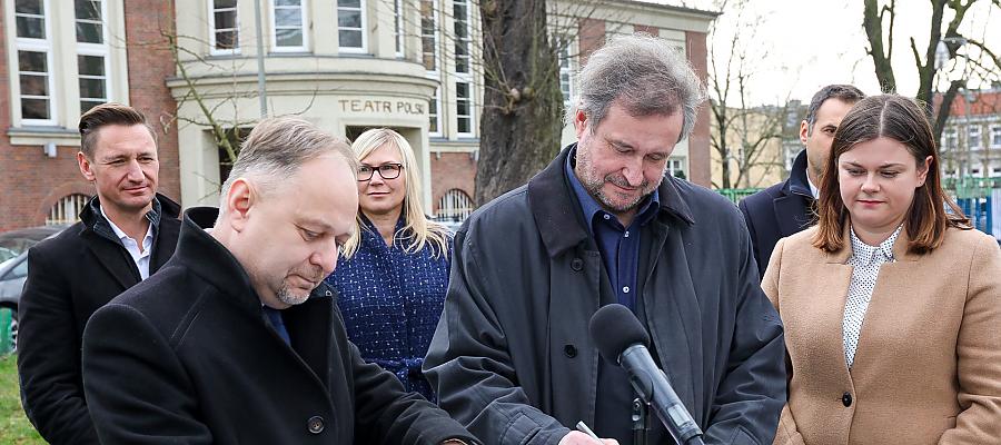 To będzie nowoczesny obiekt, który otworzy przed Teatrem Polskim zupełnie nowe możliwości i odmieni okolice ulicy Swarożyca 5 w Szczecinie. Rusza przebudowa i rozbudowa Teatru Polskiego. W poniedziałek 16 marca br. w Szczecinie podpisana została umowa z wykonawcą, firmą Budimex.