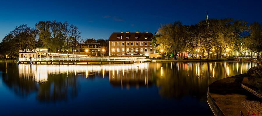 Pomost na jeziorze Trzesiecko wieczorową porą.