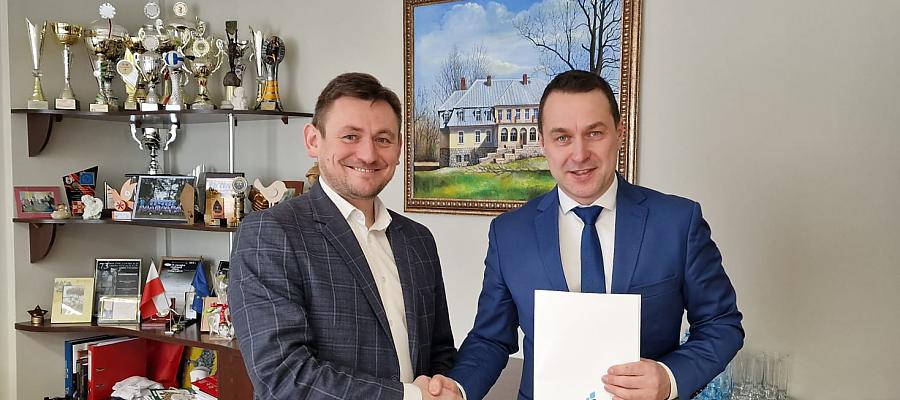 Mieszkańcy gminy Tychowo będą mogli starać się o granty w wysokości 25 tys. zł lub 50 tys. zł na termomodernizację. To efekt podpisanej dziś umowy!