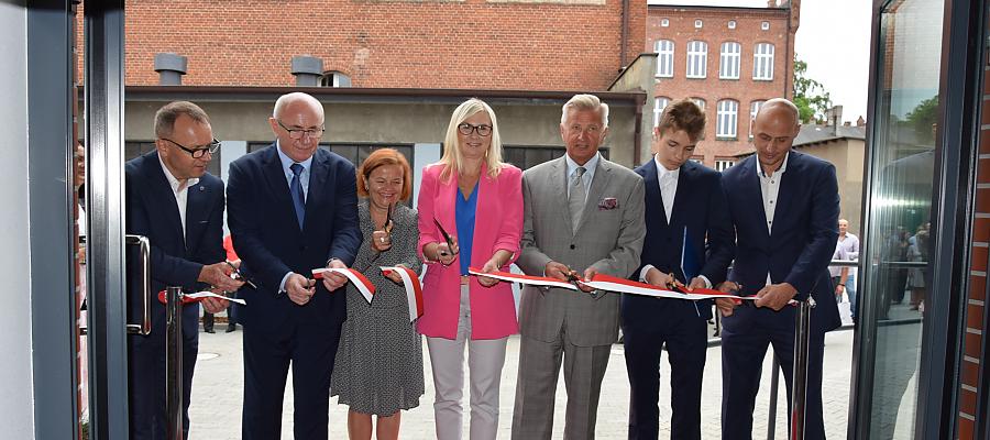 W uroczystym otwarciu i przecięciu wstęgi uczestniczyli członkowie Zarządu Województwa Zachodniopomorskiego Anna Bańkowska i Stanisław Wziątek.